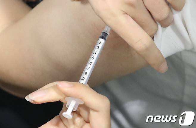 1일 오후 서울 서대문구 북아현문화체육센터에 마련된 코로나19(COVID-19) 백신 예방 접종센터에서 백신 접종이 진행되고 있다. /사진제공=뉴스1