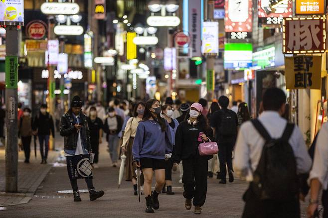 일본 도쿄 번화가인 시부야에서 사람들이 마스크를 쓴 채 걸어가고 있다. [AP]