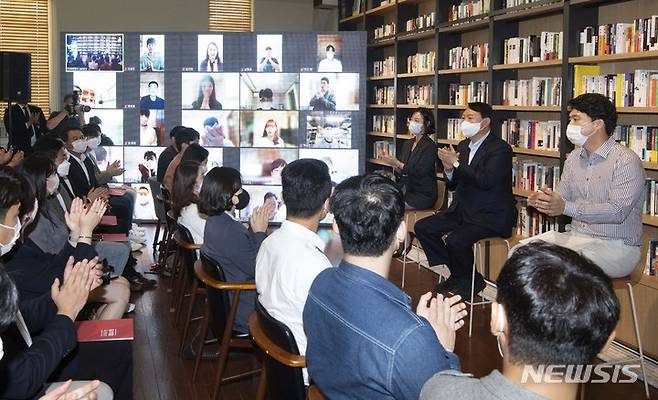 [서울=뉴시스] 국회사진기자단 = 국민의힘 대권주자인 윤석열 전 검찰총장이 3일 서울 강남구 최인아책방에서 열린 청년위원회 임명장 수여식에 참석해 있다. 2021.10.03. photo@newsis.com