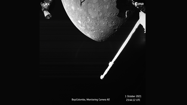 유럽-일본 합작 수성 탐사선 베피콜롬보가 10월 1일에 잡은 수성 이미지. 탐사선은 수성 궤도에 진입하기 위한 6번의 수성 플라이바이 중 첫 번째를 성공시켰다.(출처: ESA/BepiColombo/MTM, CC BY-SA 3.0 IGO)​