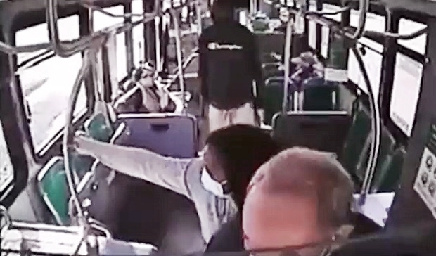 여성은 버스 복도 맨 안쪽으로 노인을 밀어 넣고 자신은 바깥쪽을 지키고 서서 공격자로부터 노인을 보호했다.