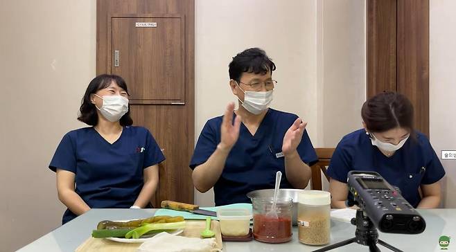 간호사들과의 일상 보여주는 심상덕 원장 [진오비산부인과 유튜브 캡처. 재판매 및 DB 금지]