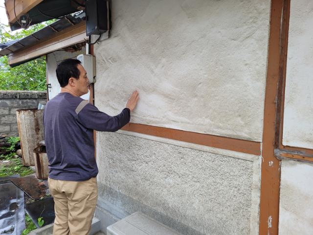 강원 동해시 송정동 주민이 벽에 묻은 먼지를 손으로 쓸어보고 있다. 송진호 인턴기자