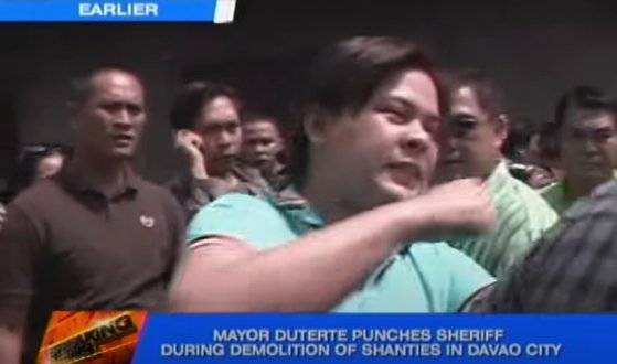 사라 두테르테가 2018년 철거 현장을 책임지는 경찰관에게 주먹을 휘날리는 모습. 필리핀 현지 매체인 ANC의 유튜브 계정 뉴스 캡처.