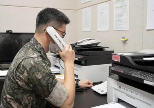 Military authorities make a test call using the military communication line in the Yellow Sea region when inter-Korean communication channels were restored on July 27. Yonhap News