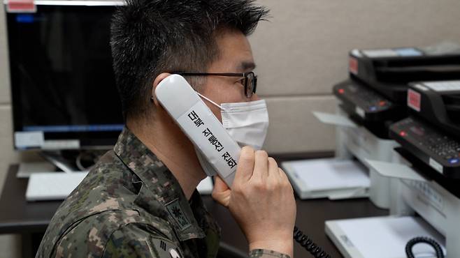 북한이 한미연합훈련에 반발하며 일방적으로 단절했던 남북통신연락선이 복원된 4일 군 관계자가 남북 군 통신선 시험통화를 하고 있다. 국방부 제공