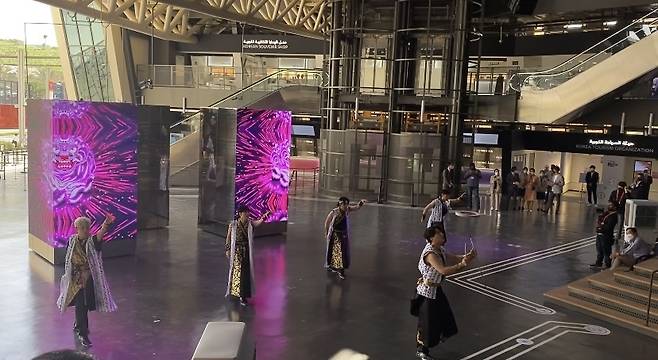 A Korean B-boy group dance with “mobile columns” at the Madang, or the open courtyard space in the center of the Korea Pavilion on Friday. (Jo He-rim/The Korea Herald)