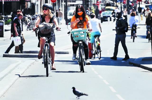 프랑스 파리 리볼리 거리에서 시민들이 자전거를 타고 지나가고 있다. AP뉴시스