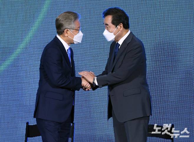 더불어민주당 대선 경선후보 이재명(왼쪽), 이낙연 후보가 3일 오후 인천 연수구 송도컨벤시아에서 열린 제20대 대통령선거 후보자 선출을 위한 인천 합동연설회(2차 슈퍼위크)에 개표결과 발표 후 악수를 나누고 있다. 황진환 기자