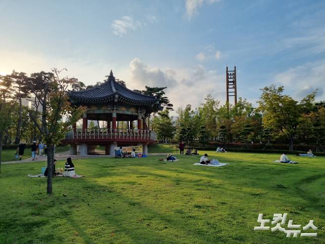 4일 부산시민공원 잔디밭에서 휴식을 즐기는 시민들. 박진홍 기자