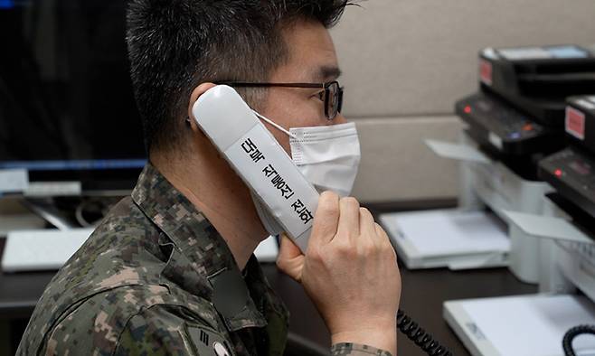 북한이 한미연합훈련에 반발하며 일방적으로 단절했던 남북통신연락선이 복원된 4일 군 관계자가 남북 군 통신선 시험통화를 하고 있다. 국방부 제공