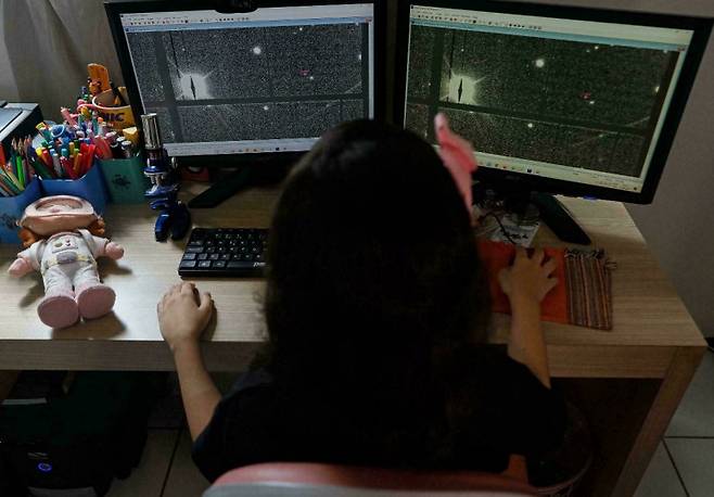 걸음마를 떼던 무렵부터 우주에 큰 관심을 보였던 니콜레가 컴퓨터 앞에서 소행성 탐색 작업을 하고 있다.