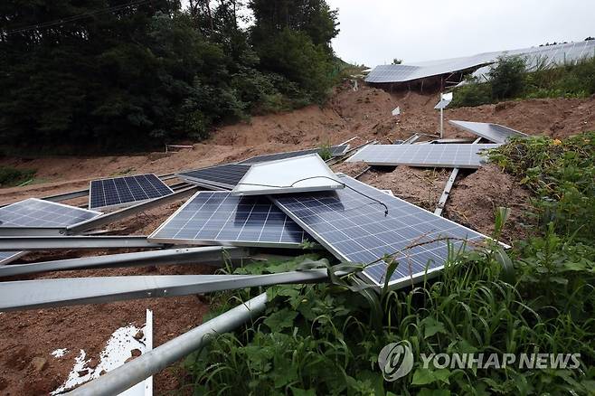 산사태로 파손된 태양광 설비 [연합뉴스 자료사진]