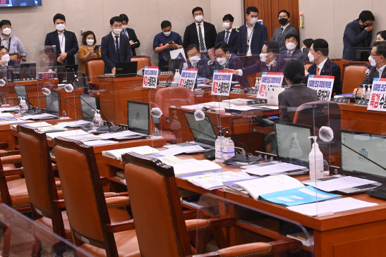 5일 오전 국회에서 열린 농림축산식품해양수산위원회의 농림축산식품부에 대한 국정감사에서 국민의힘 의원들이 대장동 개발 특혜 의혹에 대해 특검수사를 요구하는 피켓을 내걸자 더불어민주당 의원들이 국감 참여를 거부하고 있다. (사진=뉴시스)