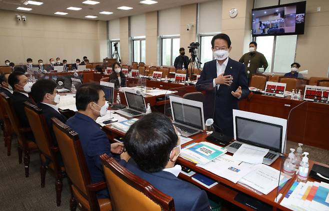 5일 오전 서울 여의도 국회에서 열릴 예정이던 기획재정위원회의 기획재정부 국정감사에서 류성걸(가운데) 국민의힘 간사가 국민의힘 의원들에게 “대장동 개발사업 관련 여야가 인쇄물을 제거하지 않으면 회의를 개의할 수 없다”는 윤후덕 위원장의 발언을 전달하고 있다. (사진=연합뉴스)