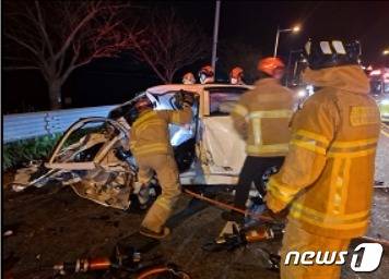 4일 오전 1시40분께 인천시 중구 운서동 북측방조제 인근 도로에서 삼복 삼거리~을왕리 해수욕장 방면으로 달리던 카마로 스포츠카가 앞서 달리던 아반떼 승용차를 들이 받았다. 또 사고 충격으로 반대편 차선에서 마주오던 모닝 승용차를 잇따라 들이 받았다. 이 사고로 1명이 숨지고 6명이 중경상을 입었다.(영종소방서 제공)2021.10.4/뉴스1 © News1 박아론 기자