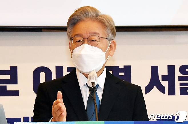 더불어민주당 대선주자인 이재명 경기도지사는 5일 "대장동 개발이익 환수금액이  21년간 전국 환수 총액보다 3배 많다"고 밝혔다./뉴스1 © News1 국회사진취재단