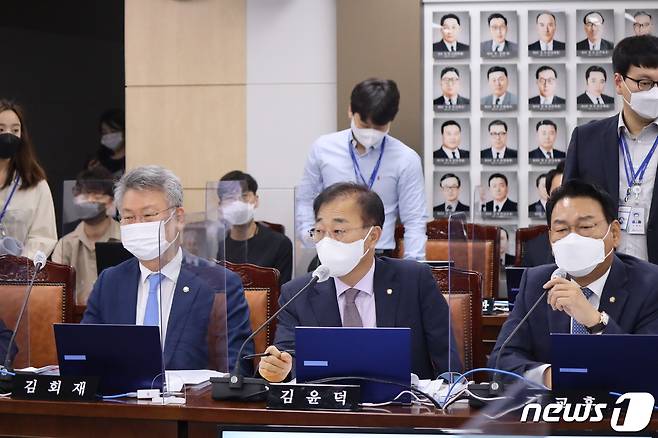 5일 김윤덕 국회의원이 국토부를 상대로 한 국정감사에서 질의를 하고 있다.(의원실제공)2021.10.5/뉴스1