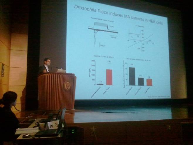 아뎀 파타푸티언 미국 스크립스연구소 교수가 지난 2011년 열렸던 대한생리학회에서 기조강연을 하고 있다. 황선욱 제공.