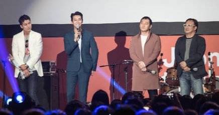 ‘아수라’ 주연 배우들과 함께한 김성수 감독(맨 오른쪽). [중앙포토]