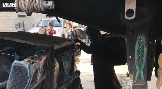 트럭 밑에 숨어서 국경을 넘는 한 아프간 어린이. [BBC 캡처]