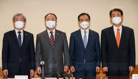 고승범 금융위원장과 홍남기 경제부총리 겸 기획재정부 장관, 이주열 한국은행 총재, 정은보 금융감독원장(왼쪽부터)이 지난달 30일 열린 거시경제금융회의에 참석했다. [뉴스1]