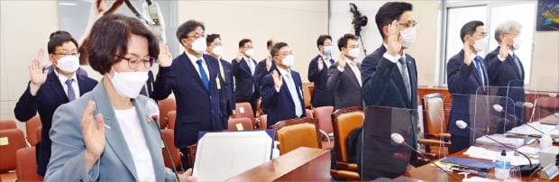 임혜숙 과학기술정보통신부 장관(앞줄 왼쪽)과 과기정통부 등의 관계자들이 지난 1일 국회에서 열린 과학기술정보방송통신위원회 국정감사에서 증인 선서를 하고 있다. 연합뉴스