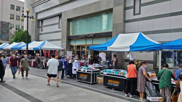 5일 오전 태평백화점 정문 앞에 들어선 할인상품 매대. 이날 백화점 곳곳에서는 적게는 10%부터 많게는 80% 이상까지 할인해주는 행사가 진행됐다. [이상현 기자]