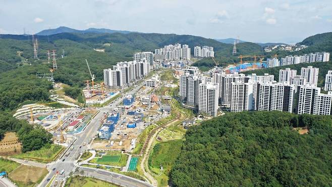 지난달 24일 경기도 성남시 분당구 대장동 개발사업 현장에서 건설 작업이 한창 진행되고 있다. 자산관리업체 화천대유자산관리 등을 둘러싸고 정치권에서 특혜 논란이 거세지자 대장동 개발 의혹과 관련해 검경이 수사에 착수했다. /사진=뉴시스