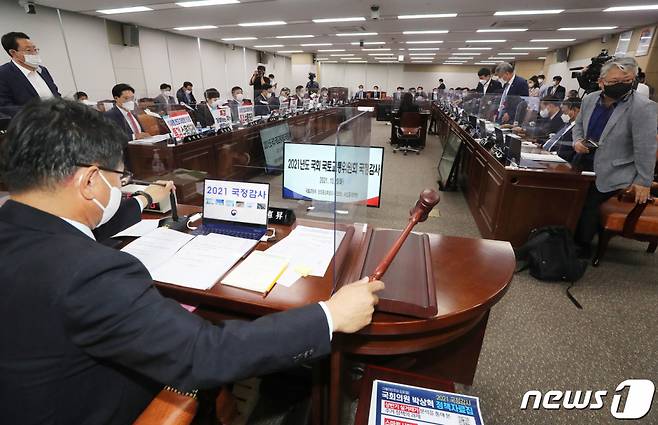 이헌승 국회 국토교통위원회 위원장이 5일 정부세종청사에서 열린 국회 국토교통위원회의 국토교통부·행정중심복합도시건설청·새만금개발청에 대한 국정감사에서 국민의힘 의원들의 대장동 의혹 관련 팻말을 놓고 여야간 논쟁이 이어지자 정회를 선포하고 있다. /사진=뉴스1