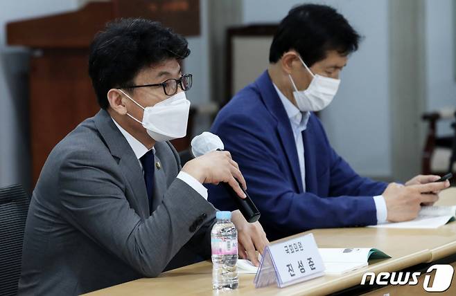 (서울=뉴스1) 오대일 기자 = 5일 오후 서울 영등포구 중소기업중앙회 상생룸에서 열린 쿠팡 사태 해결 위한 정부-국회 역할 모색 토론회에서 진성준 더불어민주당 을지로위원회 위원장이 발언하고 있다. 2021.7.5/뉴스1