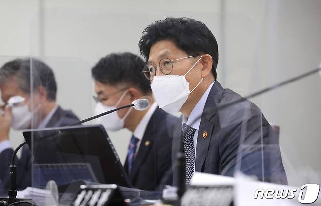 (세종=뉴스1) 장수영 기자 = 노형욱 국토교통부 장관이 5일 오후 정부세종청사에서 열린 국회 국토교통위원회의 국토교통부·행정중심복합도시건설청·새만금개발청에 대한 국정감사에서 의원 질의에 답변하고 있다. 2021.10.5/뉴스1