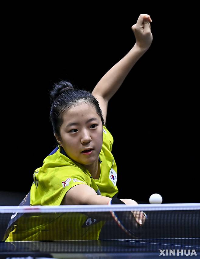 [도하=신화/뉴시스] 신유빈이 4일(현지시간) 카타르 도하에서 열린 2021 ITTF-ATTU 아시아탁구 선수권 대회 여자 단식 결승전 하야타 히나(일본)와 경기하고 있다. 신유빈은 하야타에게 세트스코어 1-3(11-7 4-11 8-11 4-11)으로 패해 은메달을 목에 걸었다. 2021.10.05.