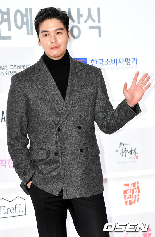 Actor Lee Jang-woo, who has collected topics with 25kg weight loss, meets with the audience with musical Rebecca.On May 5, Rebecca production company EMKmusical Company released a video containing the casting lineup through official SNS.First, Min Young Ki, Kim Jun Hyun, Enoch and Lee Jang-woo were cast in the top class gentleman Maxim de Winter in England, which owns a mandelier mansion that boasts outstanding beauty and reputation.Shin Young-sook and Ok Joo-hyun were named in the role of Mrs. Danvers, the deacon of Mandeley Mansion, who has been confirmed by Rebeccas trust, and Lim Hye-young, Park Ji-yeon and Lee Ji-hye were cast in the role of I who was a young and pure woman but grew up to be a strong and hard woman.Rebeccas cousin and her relationship with her, Jack Pavel is played by Choi Min-chul and Lee Chang-yong.Lee Jang-woo, who recently lost 25kg and returned to visuals during Leeds, is taking the role of Maxim de Winter.He made a diet declaration earlier, and he appeared in MBC I live alone last month, losing 25kg.He also shot a self-body profile in commemoration of his diet success. After the success of the 100-day diet, he said, The time to look at the mirror has increased.There is a growing interest in Maxim de Winter that he will show.Musical Rebecca was first introduced at the Leymund Theater in Vienna in 2006 and has been translated into 10 languages ​​in 12 countries around the world. Since its premiere in Korea in 2013, it has performed 687 performances in total, with a total audience of 830,000 and an average audience share of 98%.From November 16 to February 27, we will meet audiences for three months.Meanwhile, Lee Jang-woo has starred in recent dramas such as One Only My, Elegant Ga, Oh! Samgwang Villa!He challenged his first musical performance through Heroes in 2019, and he is about to appear on the JTBC entertainment program Sigor Kyungyangsik scheduled to be broadcasted on the 18th.DB, MBC I Live Alone