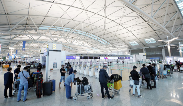 지난달 29일 영종도 인천국제공항 제1여객터미널 출국장이 해외 여행객들로 붐비고 있다./연합뉴스