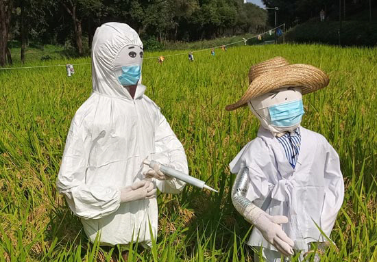 서울 강남구 도곡동 양재천 산책로에 설치된 코로나19 예방접종을 모티브로 한 허수아비. 손봉석 기자