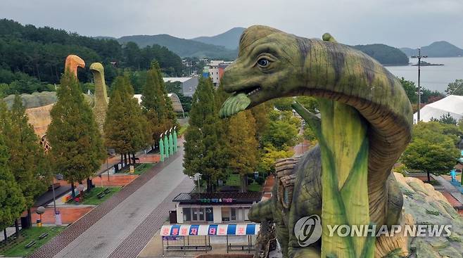 초대형 공룡과 함께하는 2021경남고성공룡엑스포 고성공룡엑스포 주 행사장인 고성 당항포 관광지에 전시된 공룡 모형. [연합뉴스 자료사진]