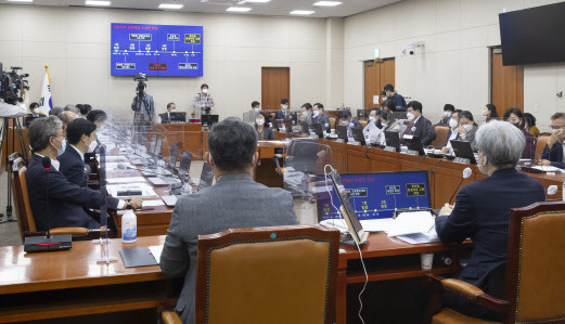 여야는 국정감사 사흘째인 6일에도 대장동 개발 특혜 의혹을 둘러싸고 공방을 이어갔다. 이날 서울 여의도 국회에서 정무위원회의 금융위원회 국정감사가 열리고 있다. (사진=뉴시스)