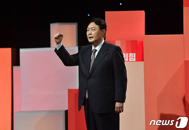 윤석열 국민의힘 대선 경선 후보가 5일 오후 서울 여의도 한국방송공사(KBS) 스튜디오에서 열린 제6차 방송토론회에서 인사말을 하고 있다. 2021.10.5/뉴스1 © News1 국회사진취재단