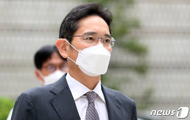 이재용 삼성전자 부회장이 30일 서울 서초구 중앙지법에서 금융투자업에관한법률위반등의 혐의로 공판에 출석하고 있다. 2021.9.30/뉴스1 © News1 김명섭 기자