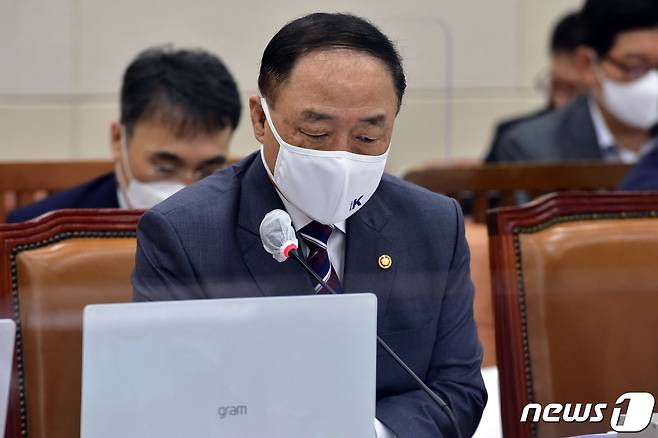 홍남기 경제부총리 겸 기획재정부 장관이 6일 서울 여의도 국회에서 열린 기획재정위원회의 기획재정부(조세정책)에 대한 국정감사에서 생각에 잠겨 있다. 2021.10.6/뉴스1 © News1 구윤성 기자