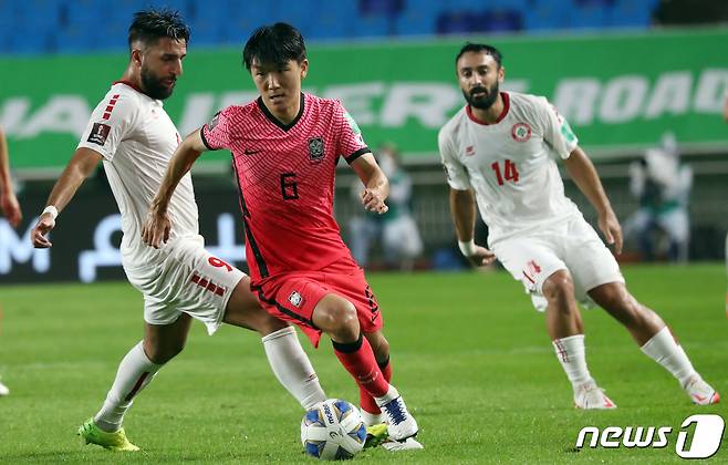 7일 오후 경기도 수원월드컵경기장에서 열린 2022 국제축구연맹(FIFA) 카타르 월드컵 아시아지역 최종예선 A조 대한민국과 레바논의 경기, 대한민국 황인범이 드리블을 하고 있다. 2021.9.7/뉴스1 © News1 김명섭 기자