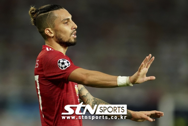 원래 긴 머리로 이를 묶고 다녔던 알렉스 텔레스. 사진｜뉴시스/AP