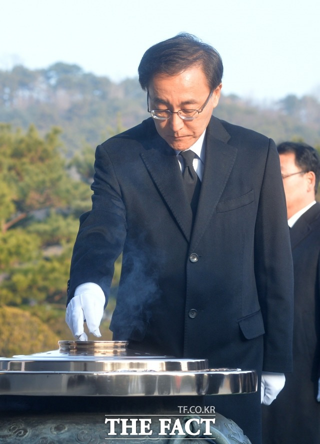 '50억 약속 그룹'에 이름이 오른 김수남 전 검찰총장은 "사실무근"이라며 "이와 관련된 발언자와 보도자에 대해 강력한 민형사상 법적조치를 취할 방침"이라고 반발했다. /더팩트 DB