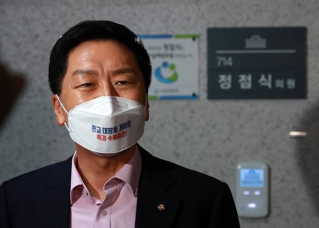 국민의힘 김기현 원내대표가 6일 국회 의원회관 내 정점식 의원실에 대해 고위공직자범죄수사처(공수처)의 압수수색을 지켜본 뒤 입장을 밝히고 있다. /국회사진기자단