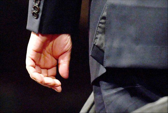 5일 오후 서울 여의도 한국방송공사(KBS) 스튜디오에서 열린 제6차 방송토론회에 참석한 윤석열 국민의힘 대선 경선 후보의 왼쪽 손바닥 모습 ⓒ공동취재사진·데일리안 홍금표 기자