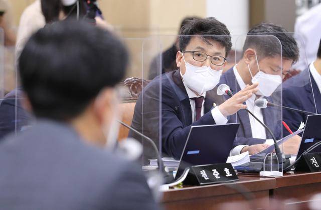 더불어민주당 소속 진성준 의원이 5일 오후 세종시 정부세종청사에서 열린 국회 국토교통위원회의 국토교통부, 행정중심복합도시건설청, 새만금개발청 국정감사에서 노형욱 국토부 장관에게 질의하고 있다. 세종=연합뉴스