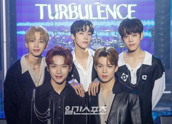 엔플라잉(N.Flying)이 6일 오후 첫 번째 정규 리패키지 앨범 ‘TURBULENCE’ 발매 기념 토크쇼를 온라인으로 진행했다. 엔플라잉(이승협 차훈 김재현 유회승 서동성) 멤버들이 포토타임에서 포즈를 취하고 있다. 〈사진=FNC엔터테인먼트 제공〉 김진경 기자 kim.jinkyung@joongang.co,kr/2021.10.06/