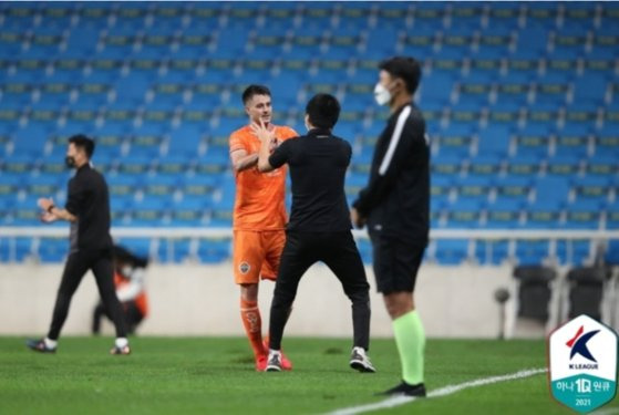 강원이 새 외국인 선수 마티야의 맹활약으로 인천을 이겼다. [사진 프로축구연맹]