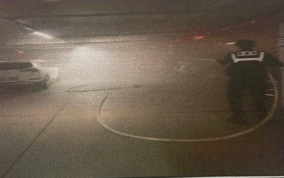 올해 탑폴리스에 선정된 울산 북부경찰서 농소1파출소 소속 김영경 경위가 아파트 지하주차장 화재를 진압하는 모습. [사진 울산경찰청]